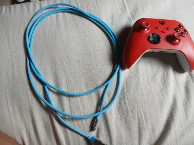 Controle de Xbox vermelho com cabo