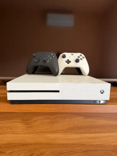 Xbox One S 1TB + 2 Controles originais