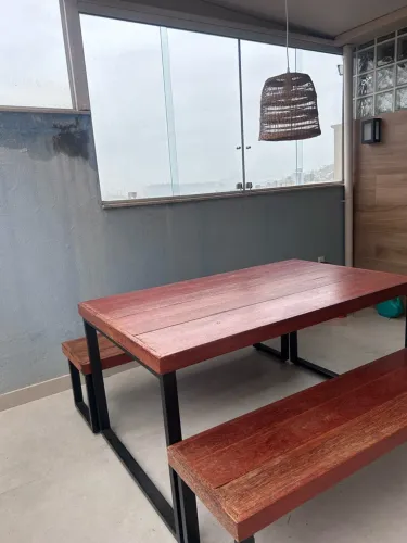 Mesa com dois bancos