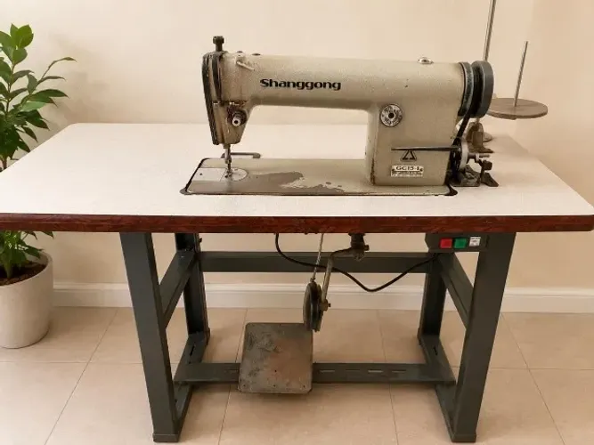 Maquina de costura reta industrial com motor silencioso!