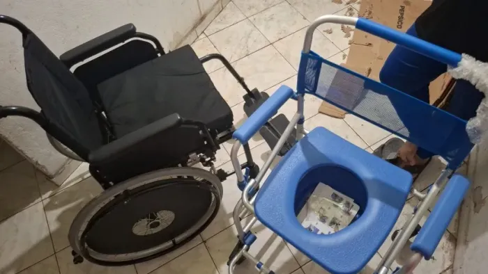 Cadeira de rodas e cadeira banho