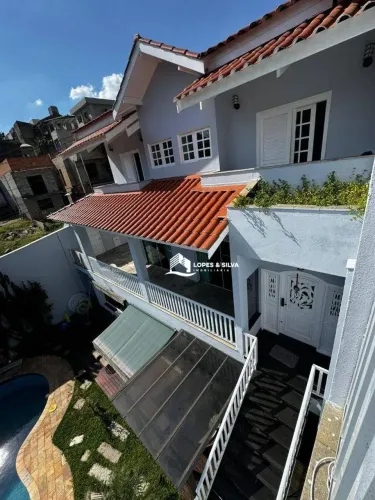 SOBRADO 05 DORMITÓRIOS SENDO 03 SUÍTES CONDOMÍNIO FECHADO TABOÃO DA SERRA
