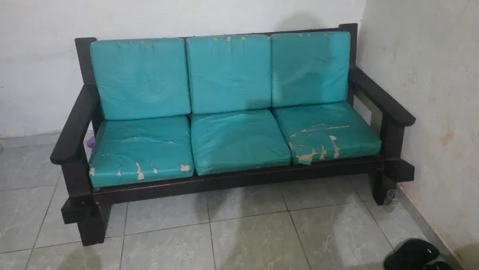 Conjunto com Dois Sofás de madeira