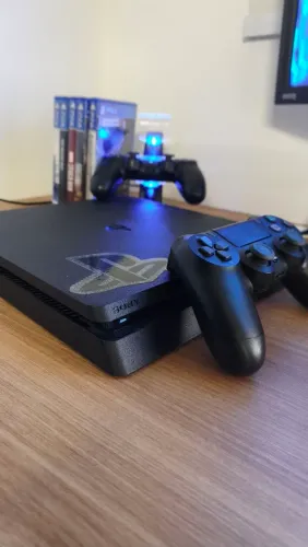 Playstation 4 slim 1TB + 2 controles originais + 5 jogos originais