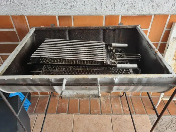 Churrasqueira semi nova 