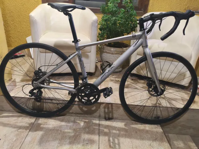 Bicicleta speed freios a disco, ralação e freios Shimano em ótimo estado de conservação.