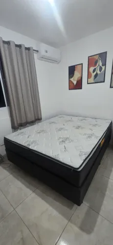 Cama semi nova Queen 