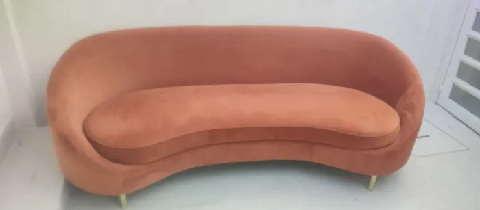 sofá curvo 3 lugares pouco tempo de uso