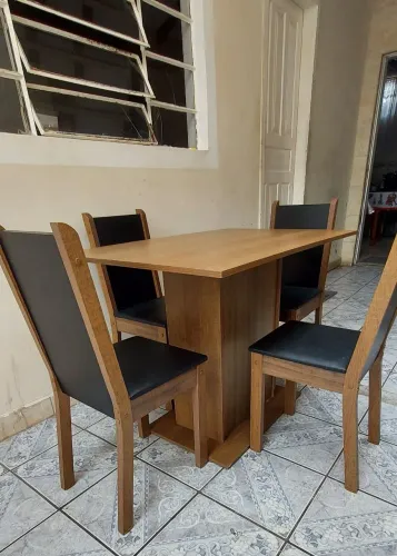 Mesa com 4 cadeiras