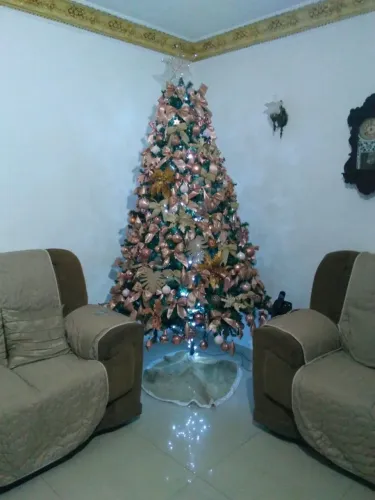 Árvore de Natal completa com laços e bolas de enfeite