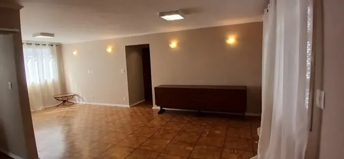 Apartamento amplo, reformado e pronto para morar em localização privilegiada
