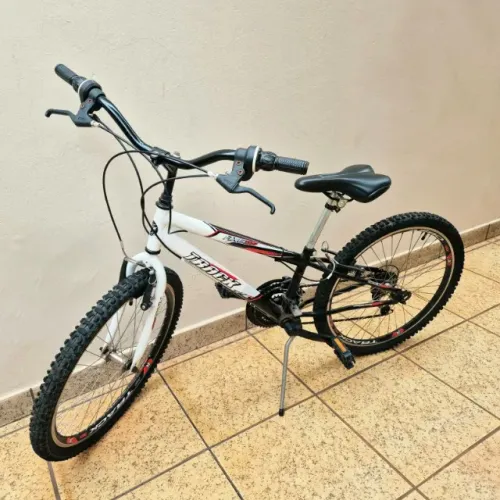 Bicicleta aro 24 com marcha Track TK3 Axess (muito conservada)