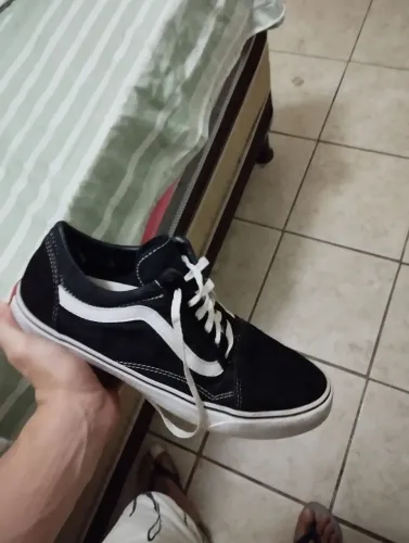 Tênis van old School preto com um detalhe branco