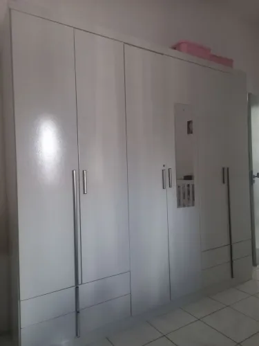 Vende-se um guarda roupa de 6 portas seminovo