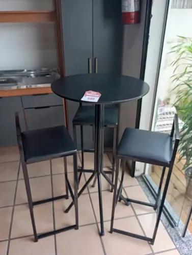 Mesa alta com 3 banquetas