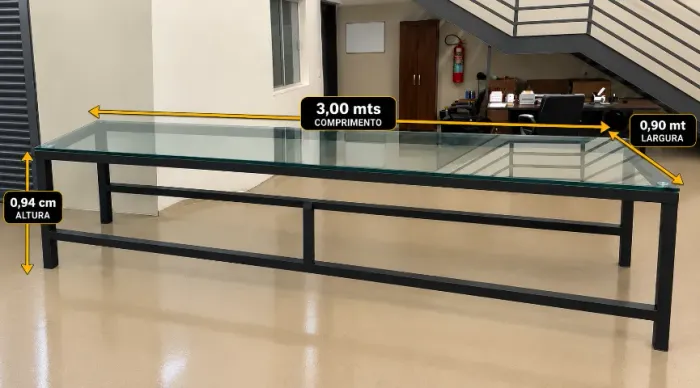 Elegante mesa com estrutura em Metalon 40x40 e tampo de vidro 5mm. Ideal para complementar
