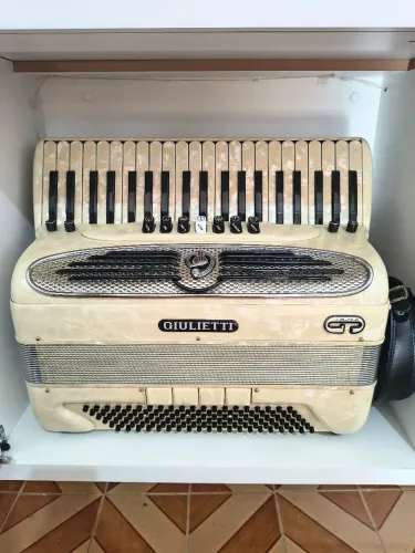 Acordeon / sanfona Giulietti mf 74 ,120 baixos