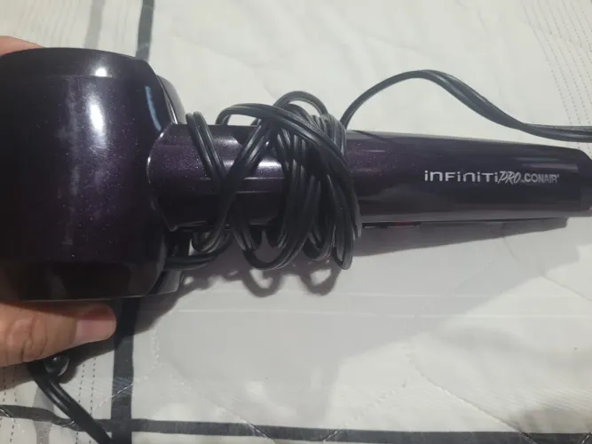 Modelador de cachos e pente para alisar cabelos
