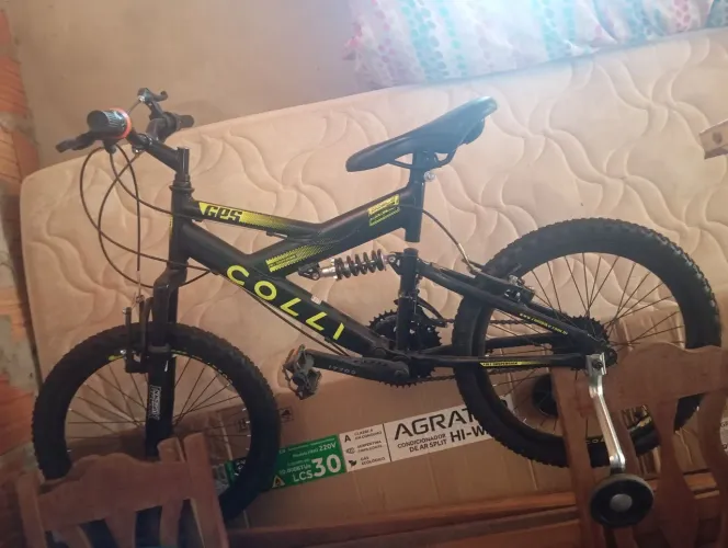 Vende-se uma bicicleta