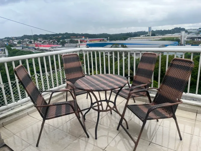 Mesa de fibra com 4 cadeiras 