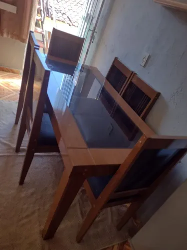 Mesa de vidro e madeira 6 cadeiras 1000 reais 