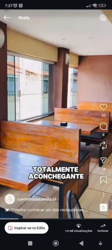 Conjunto de bancos e mesas em madeira