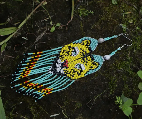 Brinco de miçanga onça