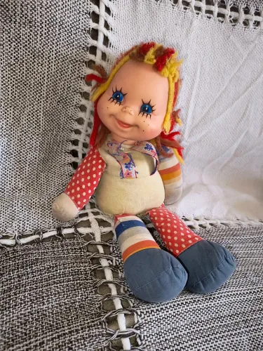 Emilia boneca antiga com avarias
