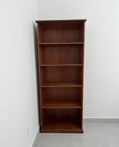 Vendo um livreiro de madeira mesmo
