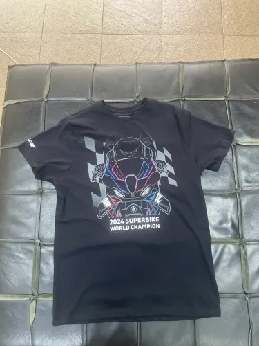 uma camiseta masculina preta BMW Motorrad World Champion Grid