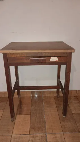 Escrivaninha antiga de madeira com rodinhas altura 69 x 45 x 55 cm