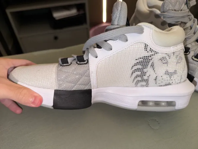 Nike LeBron Witness VIII (LeBron Witness 8), na colorway White/Wolf Grey/Black.