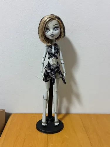 Boneca Monster High Frankie Skull Shores