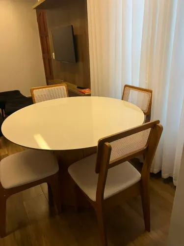 Mesa Redonda Hexagonal - 4 Lugares - off white amadeirada 