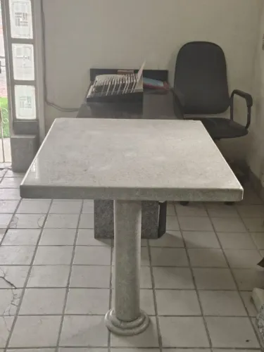 Mesa com base tubular em granito 