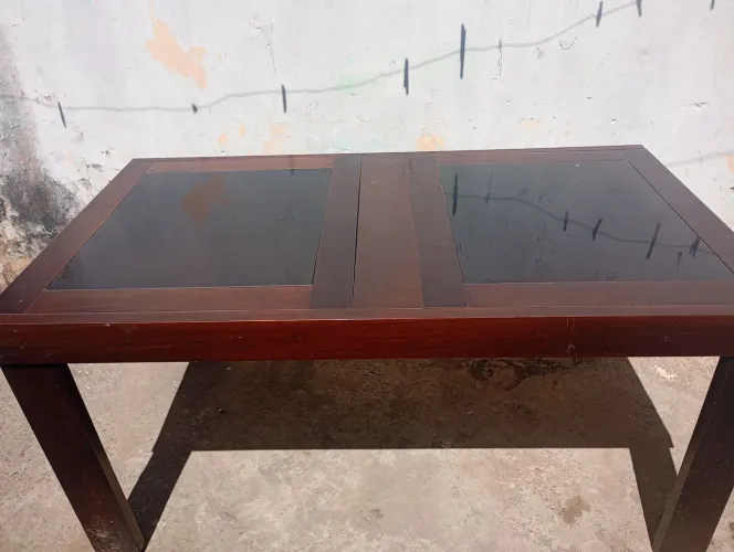 MESA PARA COZINHA/SALA DE JANTAR, ESTRUTURA DE MADEIRA , TAMPO DE VIDRO