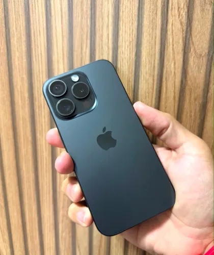 iPhone 15 Pro Black piano