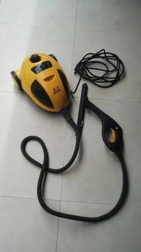 Higienizador a vapor portátil da marca EZ Home, com design amarelo e preto.