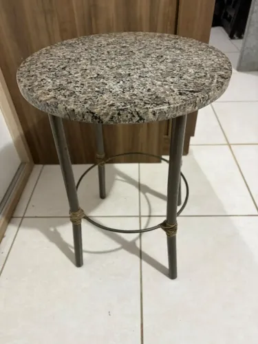 Mesa Lateral Redonda com Tampo de Granito e Estrutura Metálica