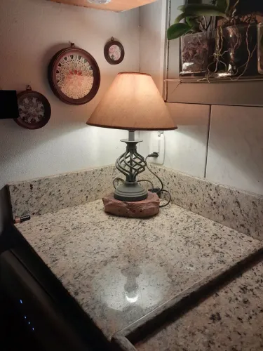 Abajur de mesa com base de ferro fundido