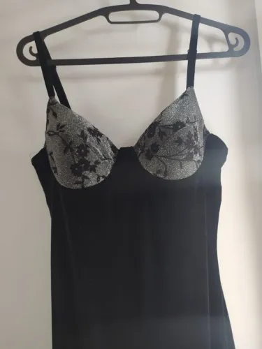 Vestido longo de festa com bojo  Tam P em veludo preto e bojo com brilho.