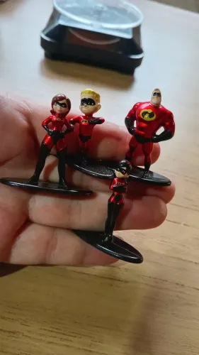 Bonecos miniaturas 