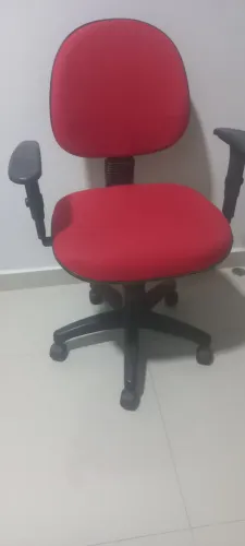 Cadeira giratória com braços na cor vermelha