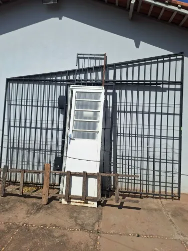 2 Grades pretas, com porta corrediça e um excedente
