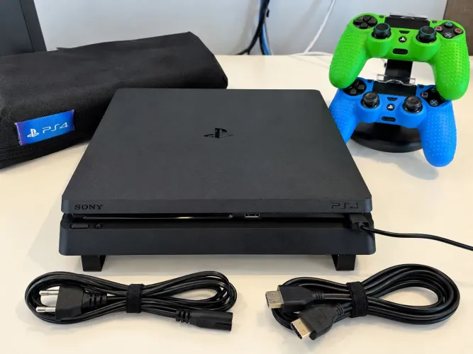 PS4 Slim 500GB + 2 Controles + Base Carregadora + Capa | Completo