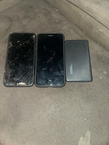 Vendo telefone queimado e um carregador portátil