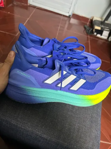 Adidas Ultraboost 5 - Tam 43 