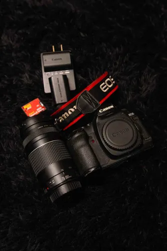 Cânon 5d mak II, com lente 75-300, duas baterias e cartão de memória 64 giga