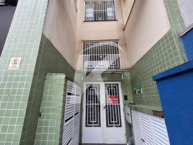 Apartamento com 2 quartos, sala, cozinha, banheiro e área de serviço.