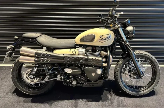 Triumph Scrambler 900 bege claro